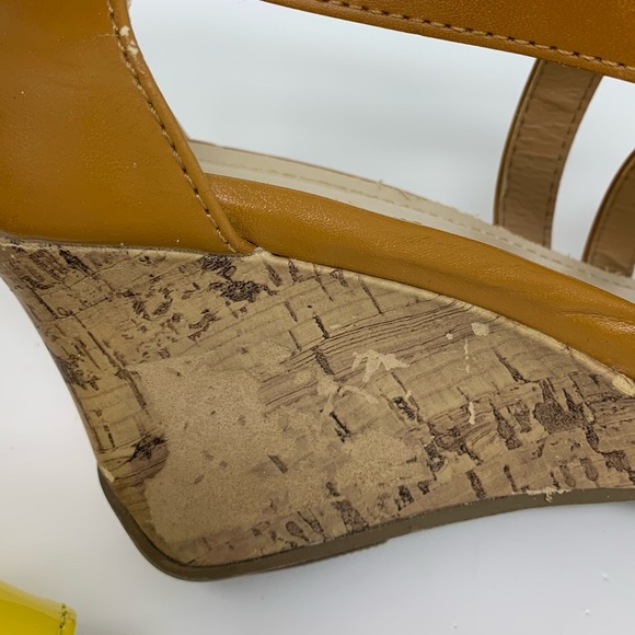 KENNETH COLE Reaction Yellow Wedges - Picture 7 of 13